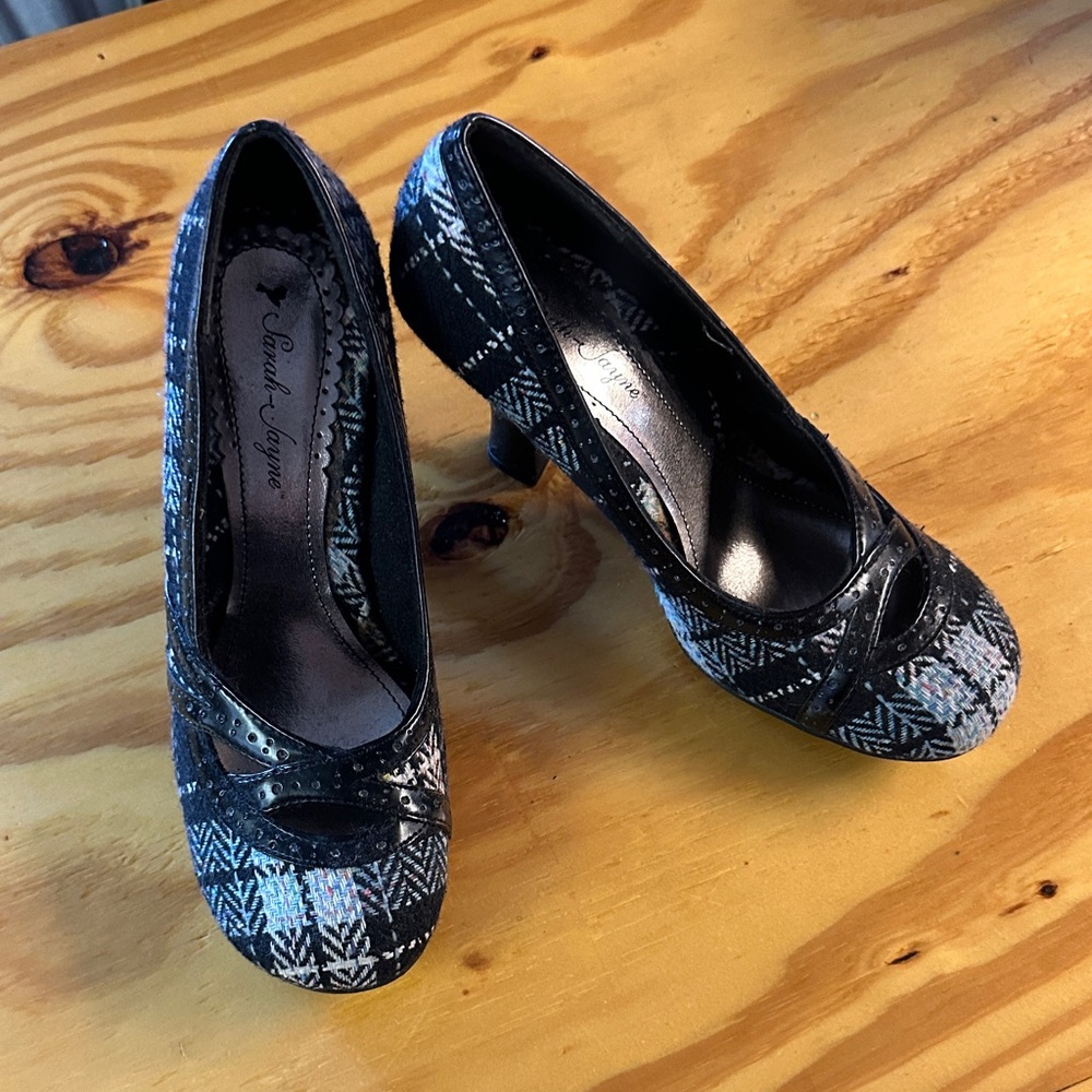 Sarah Jayne Black and Gray Patterned Heels Size 7 - Like New